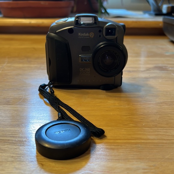 Good condition Kodak digital science DC260 Zoom camera in dark gray color. - Picture 7 of 7